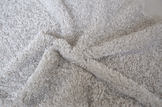 Le polyester 100% Ride-résistant et durable, maintenant votre habillement chaîne ordonnée et élégante a tricoté le tissu réutilisé