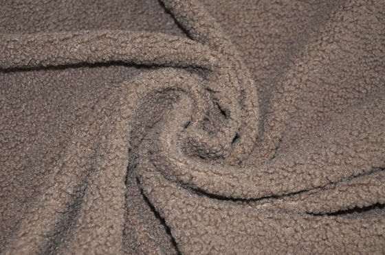 la chaîne a tricoté le tissu qui respecte l'environnement et viable, ajoutant les éléments verts à vos choix de mode