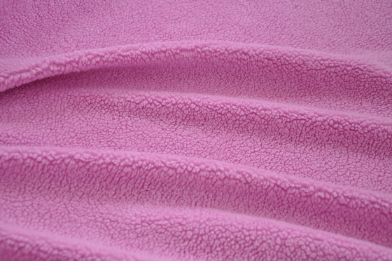 La chaîne de laine du rose 150cm a tricoté le tissu pour des manteaux et des dessus