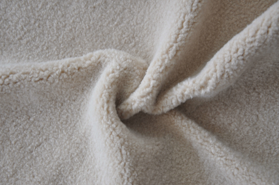 La chaîne 100% de la meilleure qualité de polyester a tricoté le tissu pour des vêtements