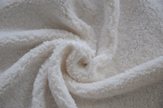 La laine et le polyester déforment le tissu tricoté pour le vêtement