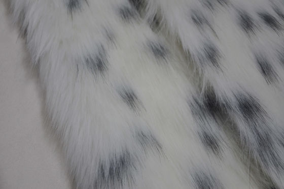 tache noire sur fond blanc Tissu en fourrure de cheveux longs ， Tissu en peluche longue: Le mélange parfait de confort et de mode
