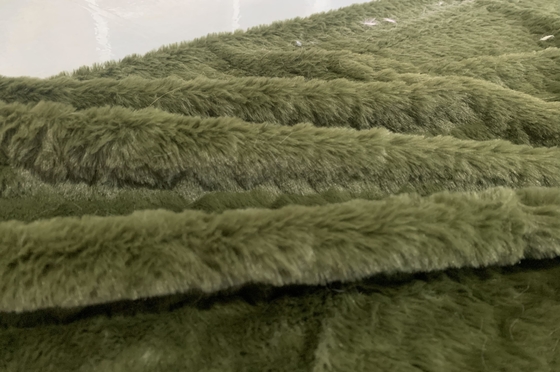 La fourrure de lapin fausse de qualité supérieure est réaliste, durable et polyvalente.