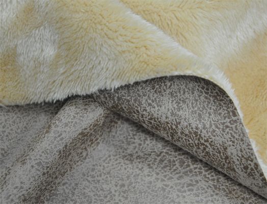 L'unité centrale solide balayée de peluche de lapin a collé des tissus