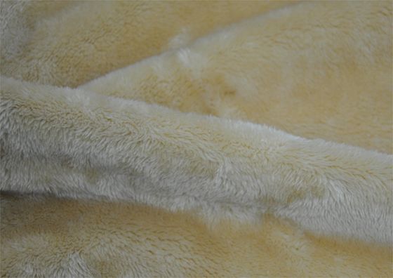 L'unité centrale solide balayée de peluche de lapin a collé des tissus