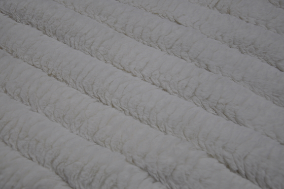 Onde entretenue 100% du polyester 150cm de tissu de fourrure de lapin de Faux ou réglable
