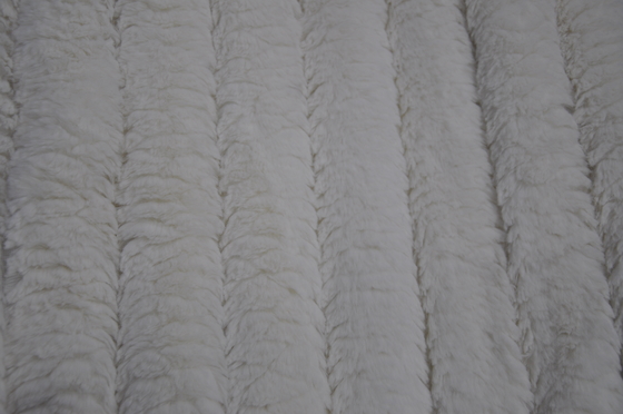 Onde entretenue 100% du polyester 150cm de tissu de fourrure de lapin de Faux ou réglable