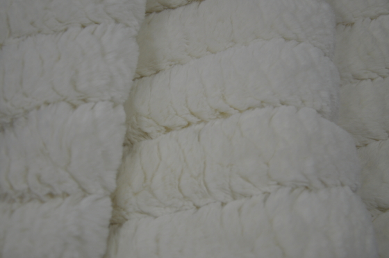 Onde entretenue 100% du polyester 150cm de tissu de fourrure de lapin de Faux ou réglable