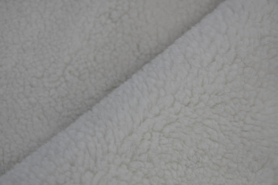 tissu composé de laine du suède 100% et de l'agneau