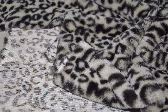 Tissu 100% luxueux de polyester d'impression de léopard pour la mode unique