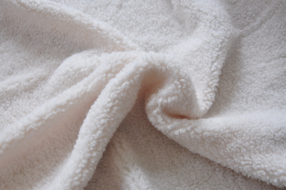 le tissu tricoté par chaîne blanche réutilisé, polyester tricotent le solide   Tissu