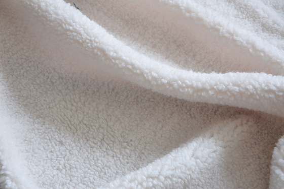 le tissu tricoté par chaîne blanche réutilisé, polyester tricotent le solide   Tissu