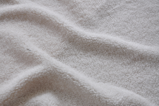 le tissu tricoté par chaîne blanche réutilisé, polyester tricotent le solide   Tissu