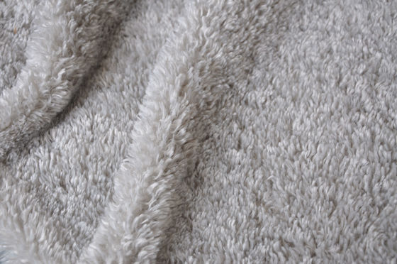 Le polyester 100% Ride-résistant et durable, maintenant votre habillement chaîne ordonnée et élégante a tricoté le tissu réutilisé