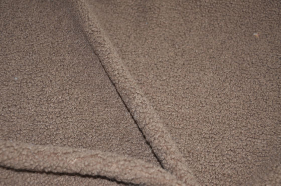 la chaîne a tricoté le tissu qui respecte l'environnement et viable, ajoutant les éléments verts à vos choix de mode