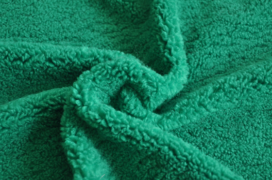 Le matériel de textile de haute qualité vert, présentant le mélange parfait de la chaîne de mode et de longévité a tricoté le tissu réutilisé