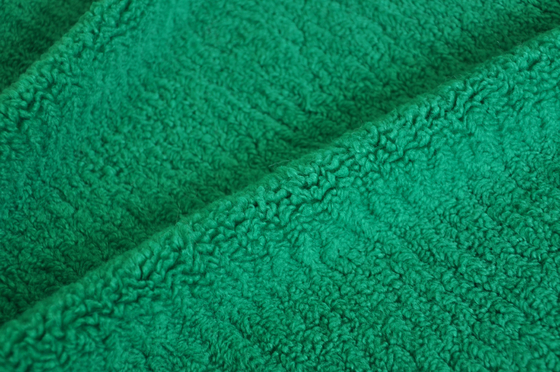 Le matériel de textile de haute qualité vert, présentant le mélange parfait de la chaîne de mode et de longévité a tricoté le tissu réutilisé