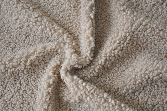 Le polyester 100% beige de sherpa de faux ou avec l'onde entretenue de la laine 150cm ou la chaîne réglable a tricoté le tissu réutilisé