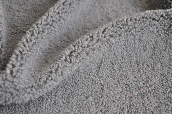 Le polyester 100% gris de sherpa de faux ou avec l'onde entretenue de la laine 150cm ou la chaîne réglable a tricoté le tissu réutilisé