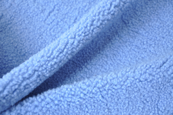 Le polyester 100% bleu de sherpa de faux ou avec l'onde entretenue de la laine 150cm ou la chaîne réglable a tricoté le tissu réutilisé