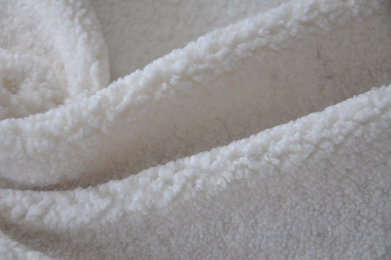 La laine et le polyester déforment le tissu tricoté pour le vêtement