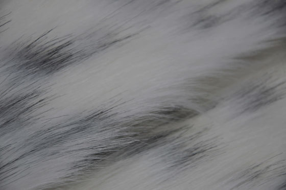 tache noire sur fond blanc Tissu en fourrure de cheveux longs ， Tissu en peluche longue: Le mélange parfait de confort et de mode