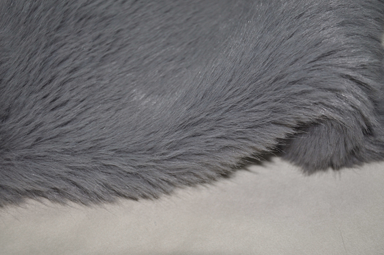le Fox d'argent acrylique de Faux de tissu aux cheveux longs solide gris de fourrure, ajoutent la douceur et roman à votre garde-robe