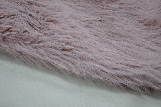 Le long tissu rose de fourrure de cheveux, créent une atmosphère rêveuse et luxueuse dans votre maison