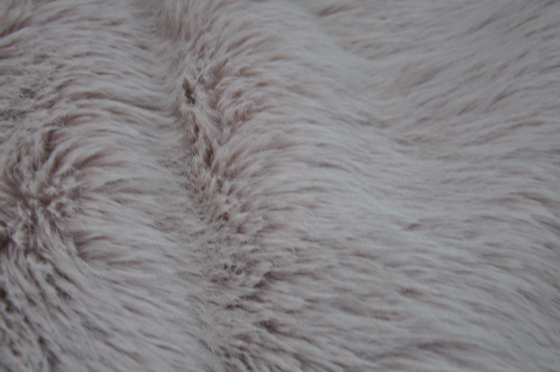 Le long tissu rose de fourrure de cheveux, créent une atmosphère rêveuse et luxueuse dans votre maison