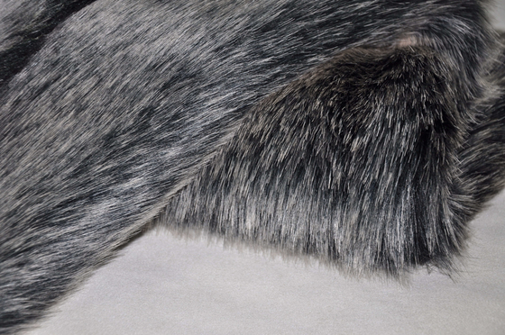 long tissu solide gris de fourrure de cheveux, la combinaison parfaite de l'élégance et du style moderne