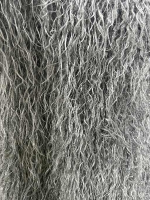 La fourrure de mouton gris de Mongolie offre un confort inégalé