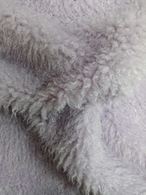 Le tissu en peluche est doux et confortable, 100% polyester.