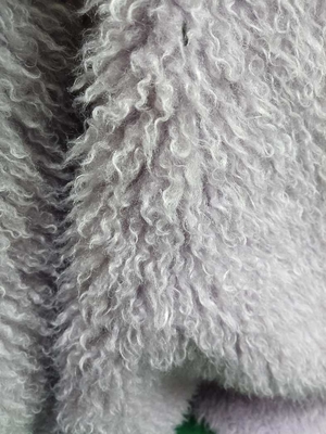 Le tissu en peluche est doux et confortable, 100% polyester.