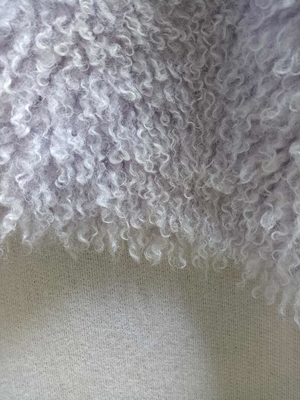 Le tissu en peluche est doux et confortable, 100% polyester.